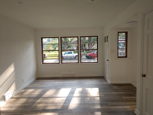 Sala de estar con vista al exterior - 209 SW School St