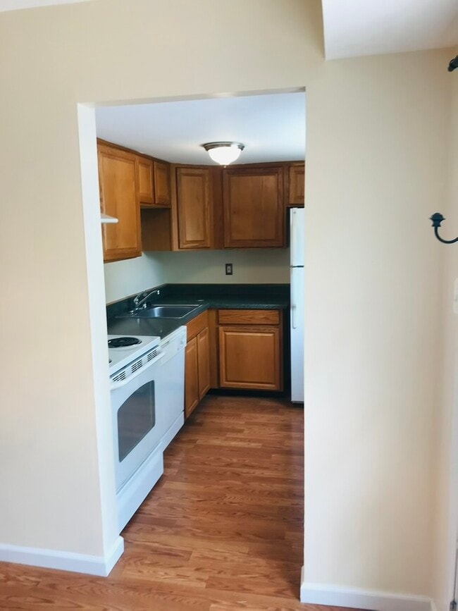 Photo - 320 Roanoke Dr SE