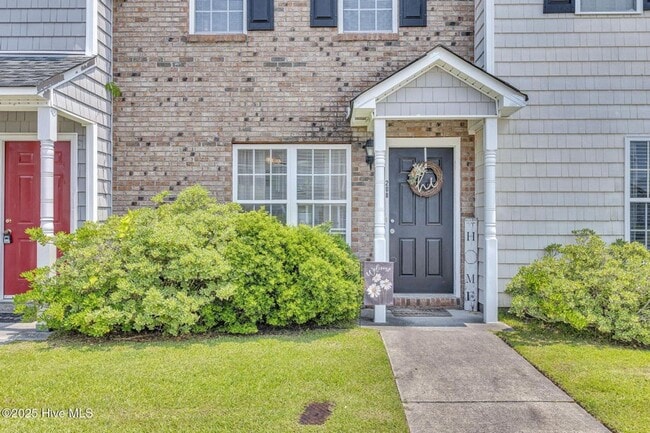 Building Photo - Very Well Maintained Townhome In Carolina ...