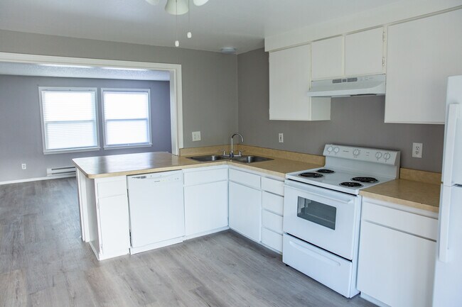 Kitchen looking into family room - 3595 S King St Unit 1