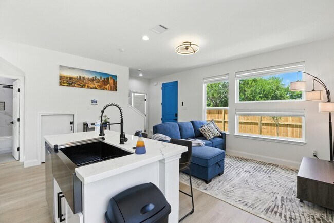 Photo - 3902 McKinley St Unit B room 1