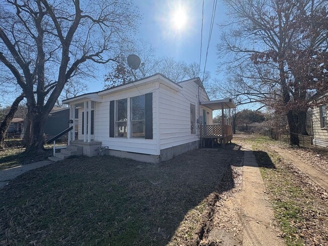 Photo - Amazing 2 bedroom/1 bath house with laundry room!