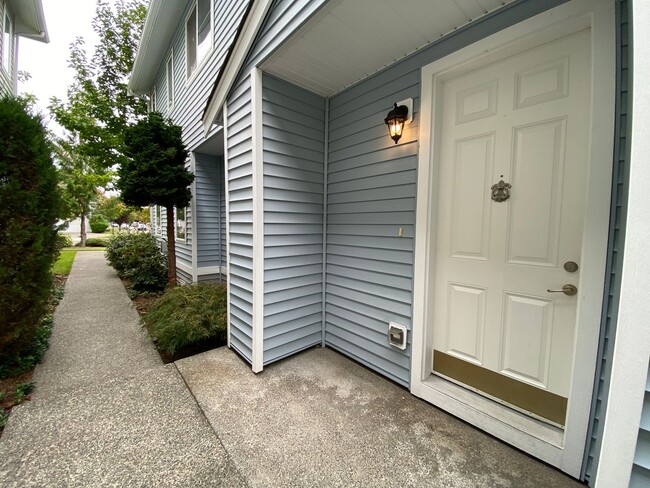 DuPont 2BR 2BA townhome facing greenspace - DuPont 2BR 2BA townhome facing greenspace