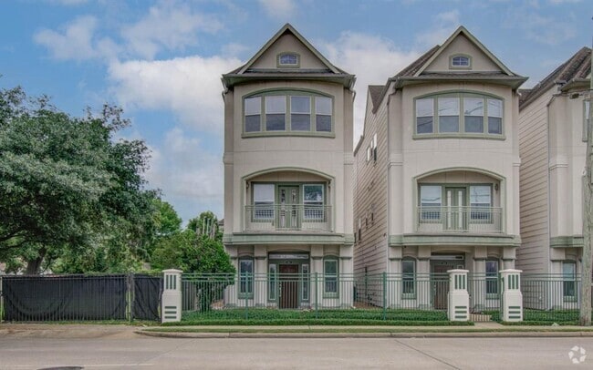 Building Photo - 4711 San Jacinto St Rental