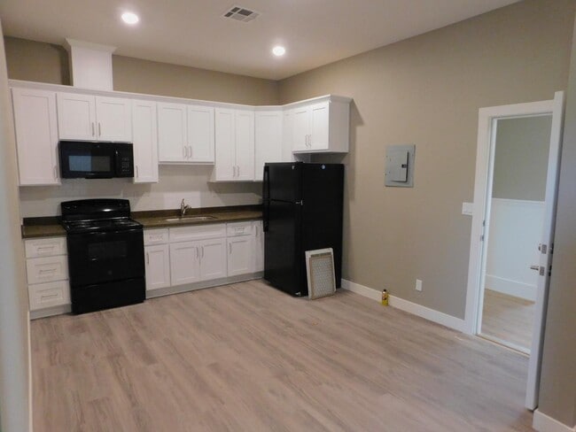 Building Photo - 621 W 2nd St