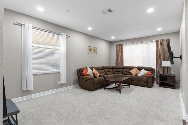 Photo - 215 Gleneagles Dr