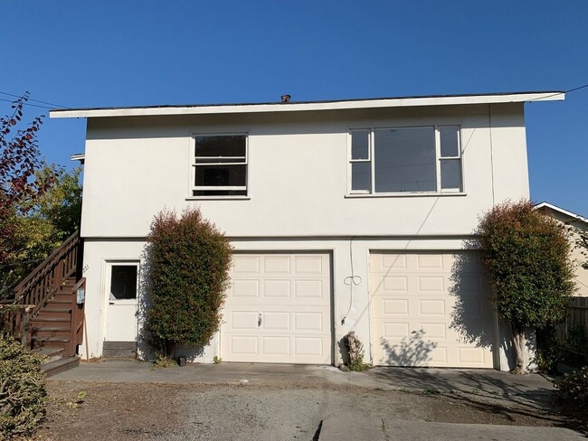 Building Photo - Great 2 bedroom upstairs standalone unit with garage