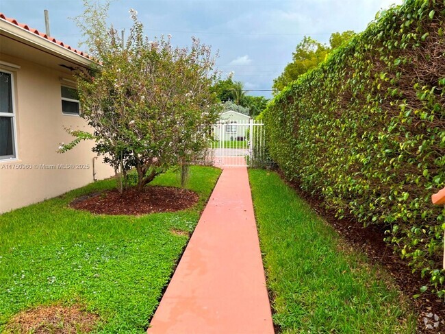 Building Photo - 1424 SW 21st St Unit rear Rental