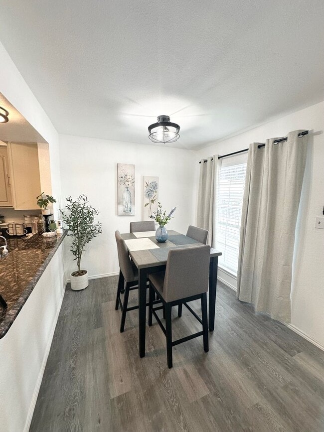 Photo - 1 Bedroom 1 Bath Fully Furnished Ready To ...