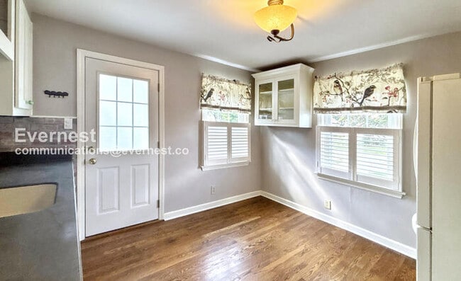 Photo - 887 W 10th Ave