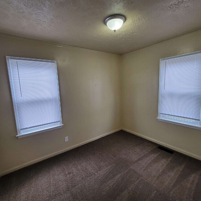 Photo - 2/1 with garage/workshop combo (has working electricity)