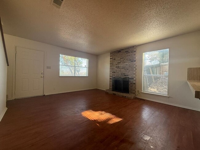 Photo - 8102 Dunn St