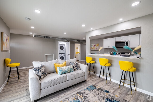 2BR, 2BA - 1,000SF - Living Room