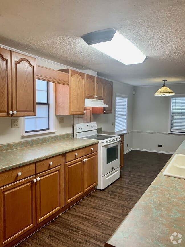 Building Photo - Spacious updated 3 bedroom, 2 bathroom hom... Rental