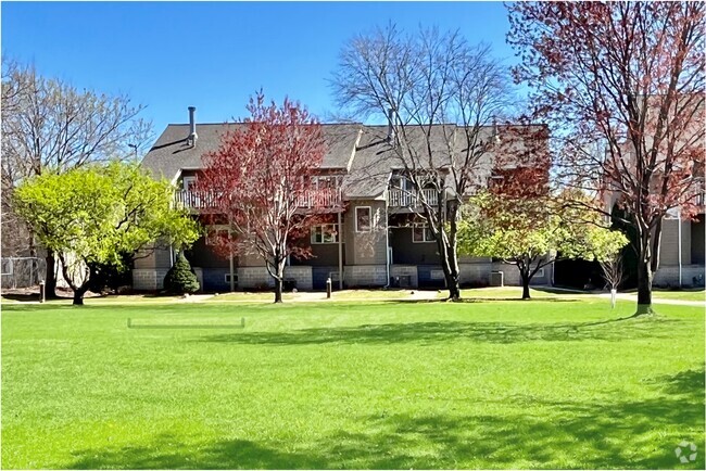 End-unit townhome in private upscale community facing park-like courtyard - 2869 Kenwood Isles Dr Rental