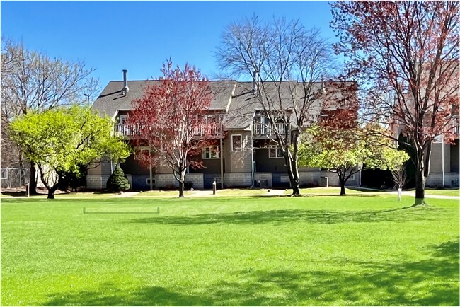 Casa adosada de esquina en una comunidad privada de lujo con vista a un patio tipo parque - 2869 Kenwood Isles Dr Casa Adosada