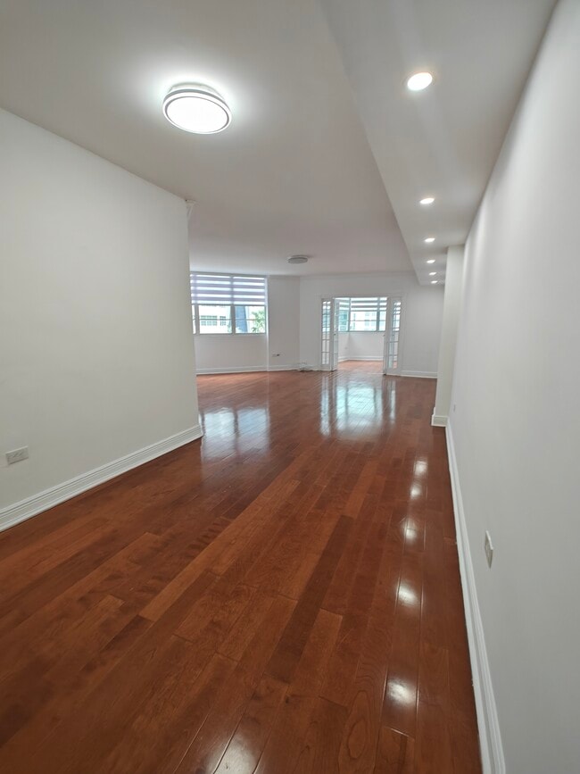 Photo - 825 Brickell Bay Dr