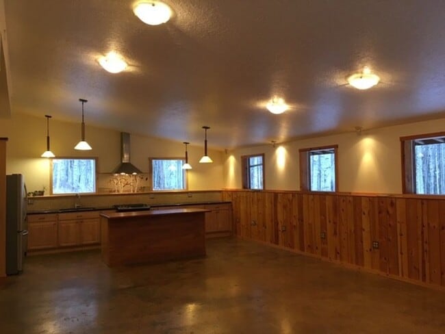 2 Bed / 1 Bath Dog Friendly Home - 2 Bed / 1 Bath Dog Friendly Home