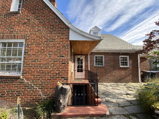 Photo - 916 Sylvania Ave
