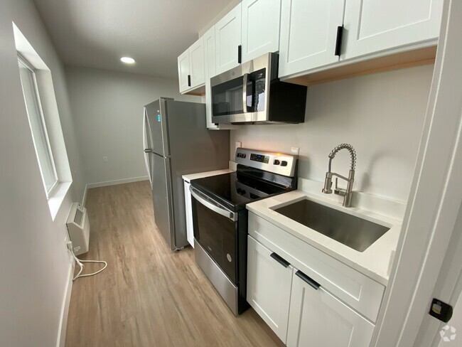 Building Photo - Completely Renovated Apartment! Unit 106