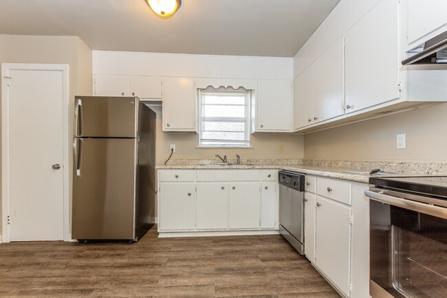 Photo - 2421 Redmont Rd NW