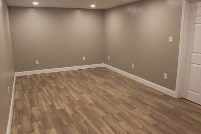 Building Photo - 245 Hill Ct