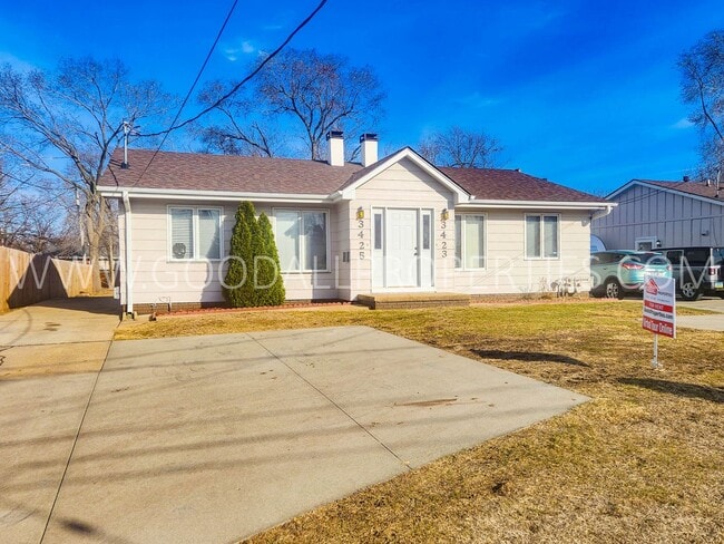 Building Photo - 2 Bedroom 1 bath duplex with unfinished ba...