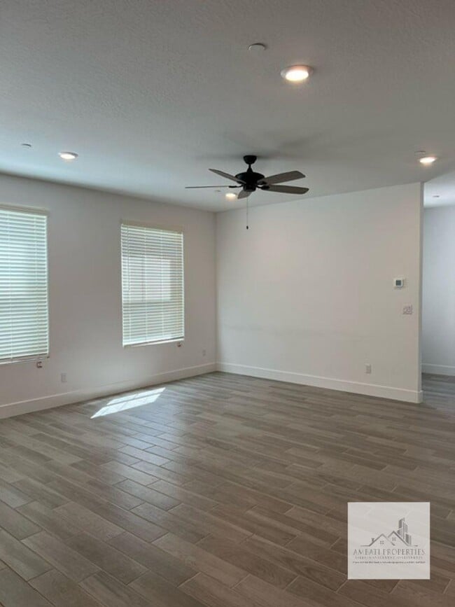 Photo - 2710 E Tamarind Dr