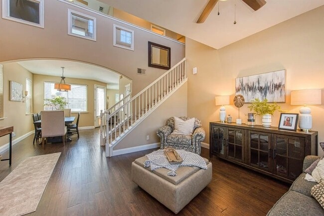 762 W Tivoli Ln