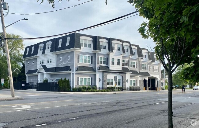 Building Photo - 840 Montauk Hwy Unit 3B Rental