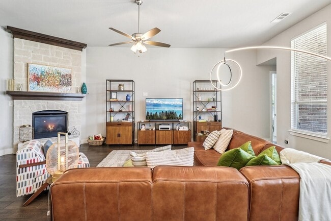 Photo - 847 Longbranch Way