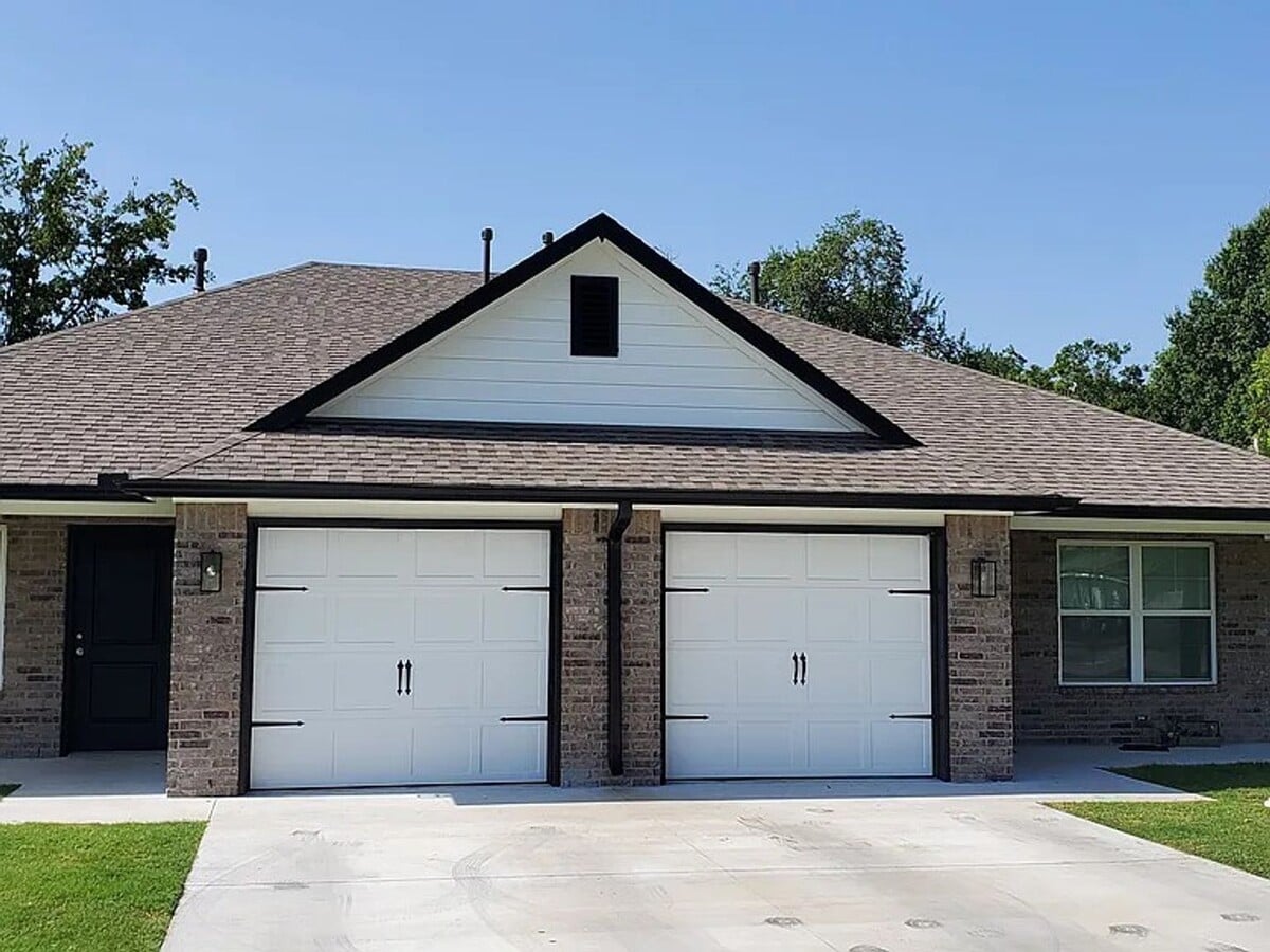 2 Bed | 1 Bath Luxury Duplex - 2 Bed | 1 Bath Luxury Duplex