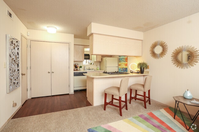 1BR, 1BA - 556 SF - Kitchen