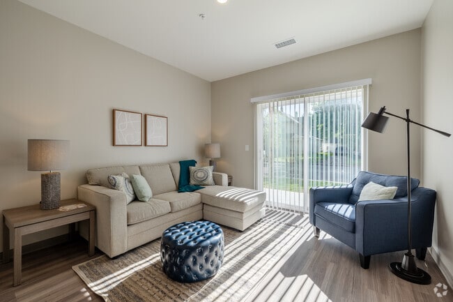1BR, 1BA - 685SF - Living Room
