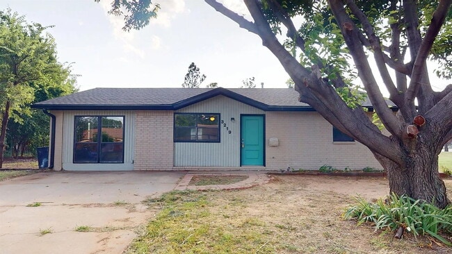 Building Photo - "Charming 3-Bedroom Retreat on Edgewater D... Rental