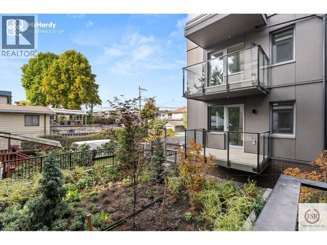 Photo - 5085 McHardy St