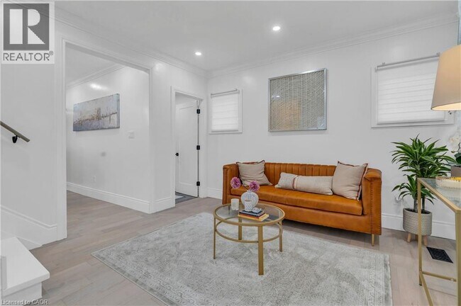 Photo - 445 Moore St