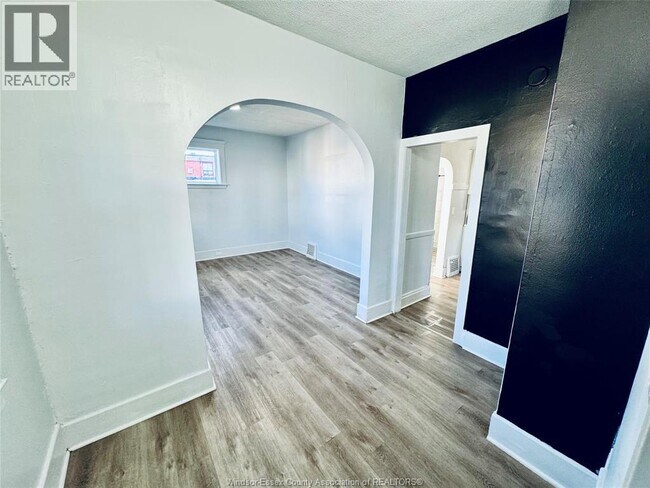 Photo - 531 Langlois Ave