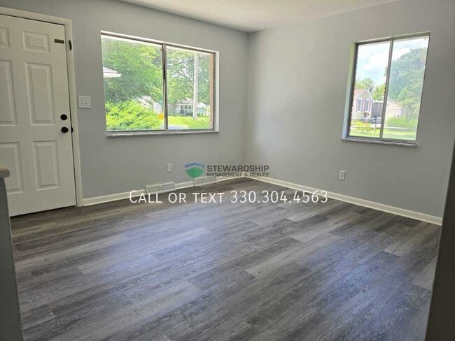 Building Photo - 2555 Edwin Ave Unit 2555