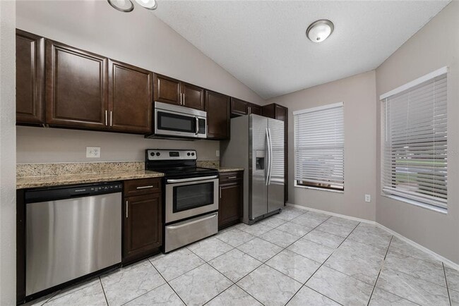 Photo - 140 Lakepointe Cir