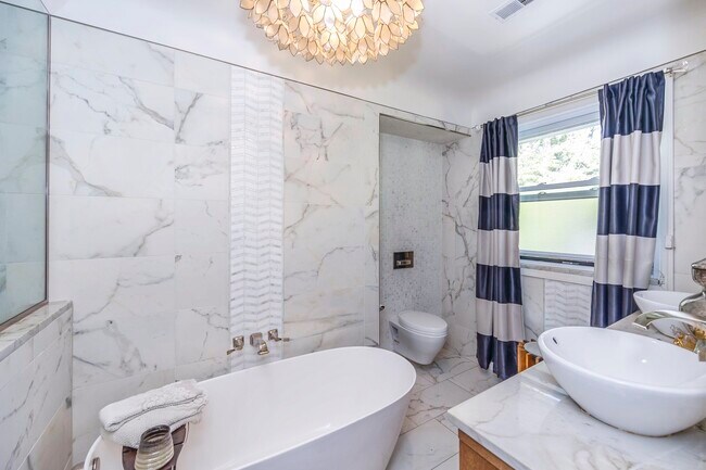 Historic Beauty: 3BR Near Downtown Detroit & | Henry Ford