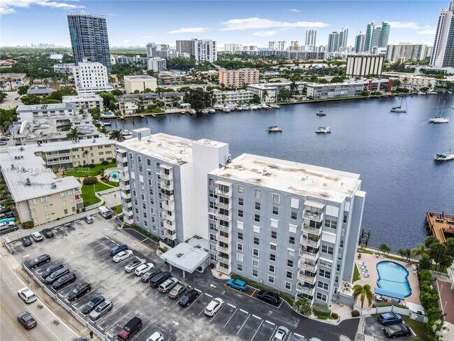 Building Photo - 430 Golden Isles Dr Unit 407 Rental