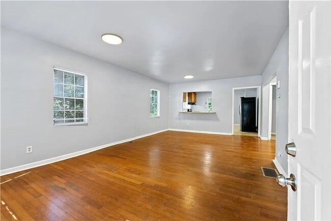 Photo - 1415 Eric St SE
