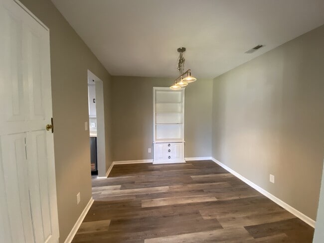 Photo - 2056 Hodgenville Rd