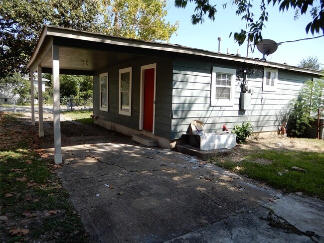 Building Photo - 1700 Woolfe St Rental