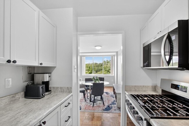 Building Photo - 10401 Grosvenor Pl Rental