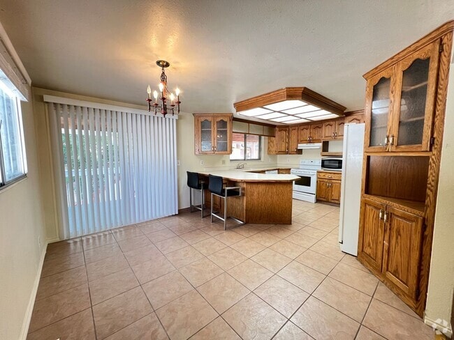 Building Photo - 4 Bedroom/2 Bathroom House in Midvale
