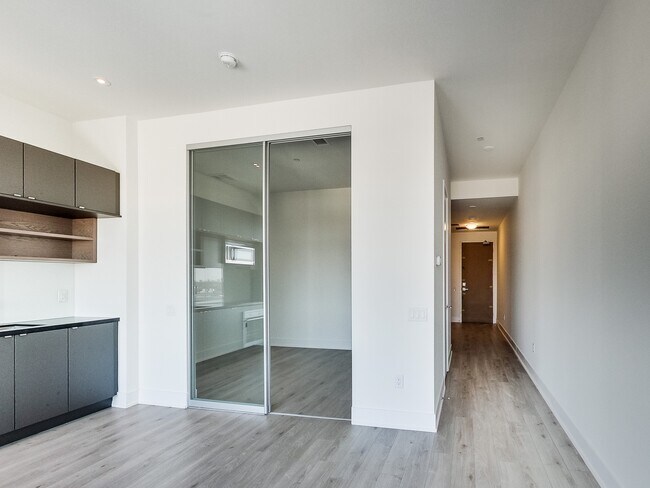 Photo - 111-1111 St Clair Ave W