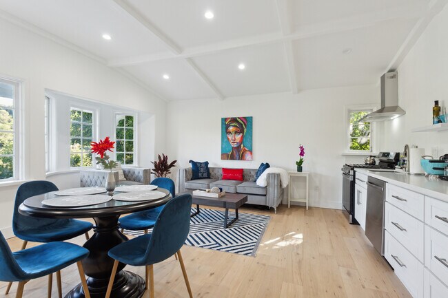 Photo - 2165 Valentine St