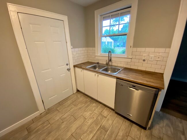 Photo - 2310 Aintree Ave